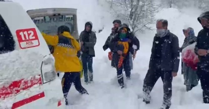 8 Kilometreyi 2 Saatte Aşarak Hastaya Ulaştılar