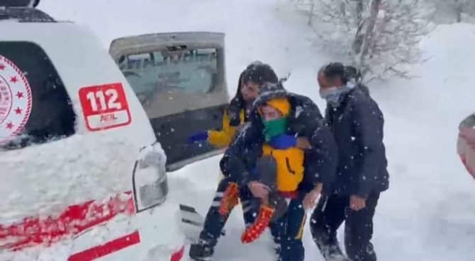 8 Kilometreyi 2 Saatte Aşarak Hastaya Ulaştılar