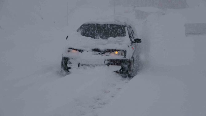 Yüksekova Kar Altında: Araçlar Kara Gömüldü, Buz Sarkıtları 1 Metreyi Buldu
