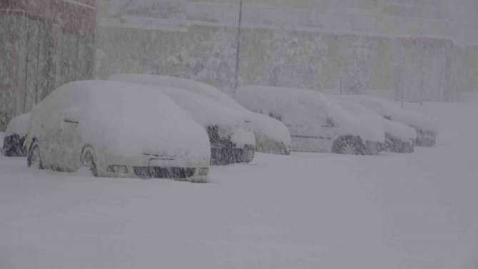 Yüksekova Kar Altında: Araçlar Kara Gömüldü, Buz Sarkıtları 1 Metreyi Buldu