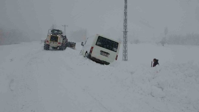 Kara Saplanan Araçtaki 3 Kişi, 3 Saat Sonra Kurtarıldı