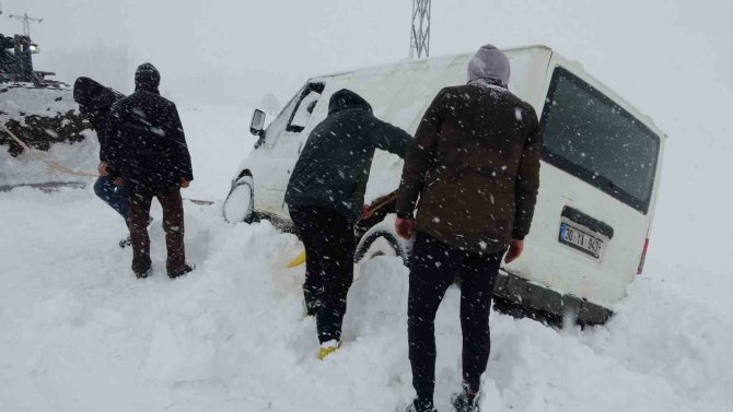 Kara Saplanan Araçtaki 3 Kişi, 3 Saat Sonra Kurtarıldı
