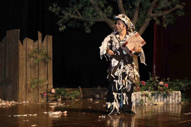 İ̇negöl’ün ‘Temizlik’ Konulu Oyunu Uşak’ta Sergilendi