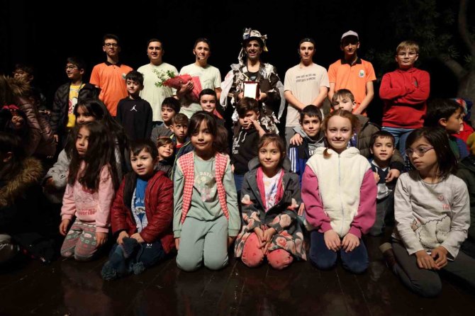 İ̇negöl’ün ‘Temizlik’ Konulu Oyunu Uşak’ta Sergilendi