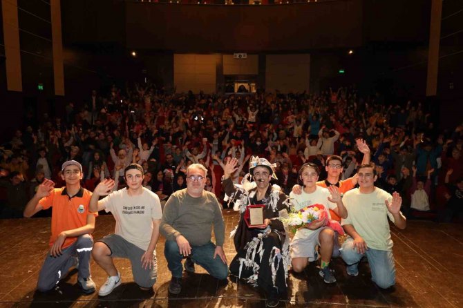 İ̇negöl’ün ‘Temizlik’ Konulu Oyunu Uşak’ta Sergilendi