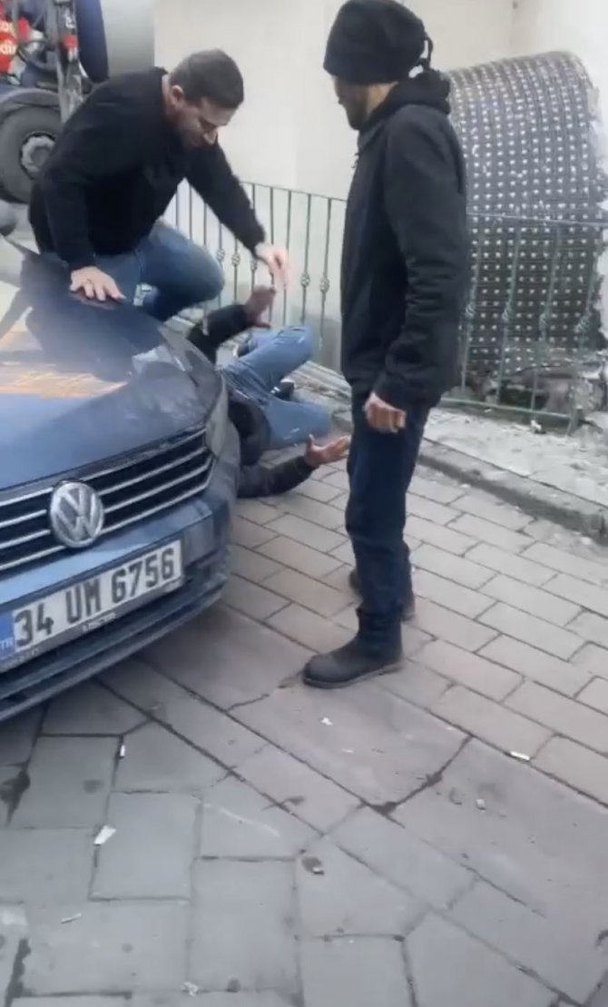 Kadını Takip Ettiği İddiasıyla Yakınları Tarafından Darp Edildi