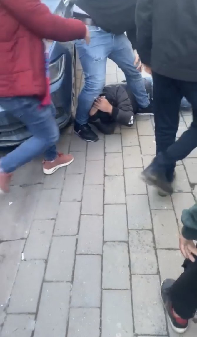 Kadını Takip Ettiği İddiasıyla Yakınları Tarafından Darp Edildi