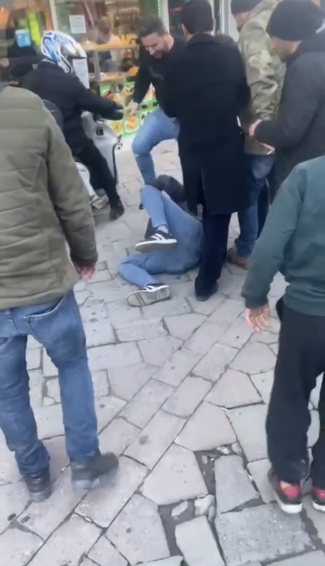 Kadını Takip Ettiği İddiasıyla Yakınları Tarafından Darp Edildi