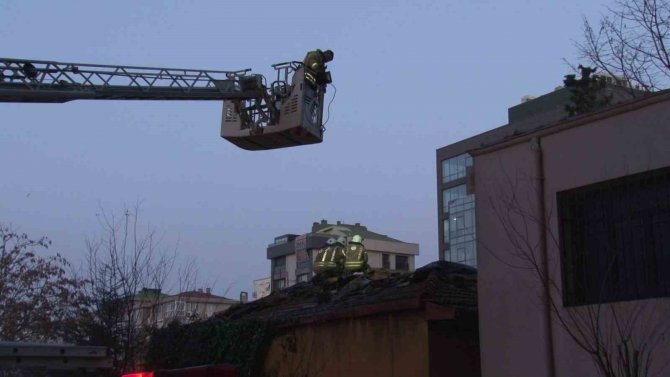 Kadıköy’de Atıl Durumdaki Eski Polis Merkezinde Yangın