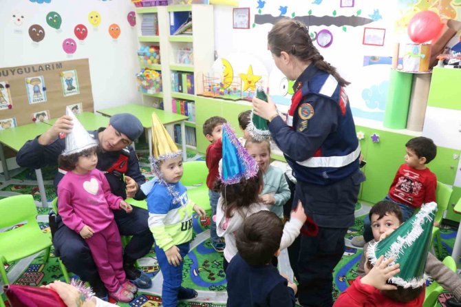Jandarma Çocukları Mesleki Alanlarında Bilgilendirdi