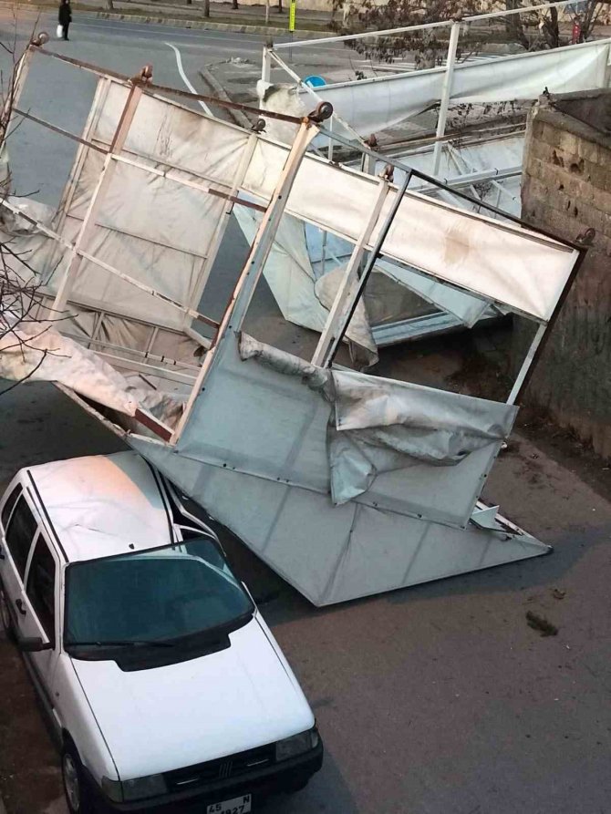 Kuvvetli Rüzgar, Çadırı Otomobilin Üzerine Devirdi