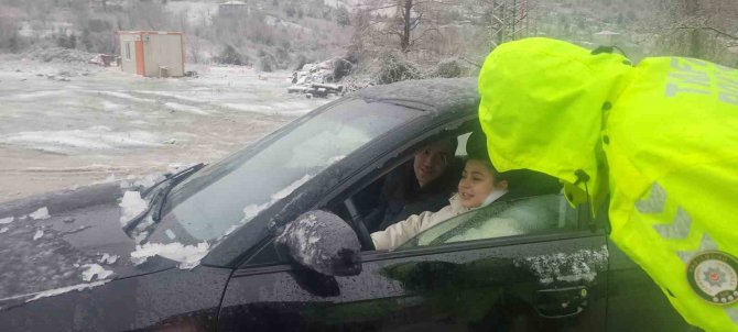 Kar Yağışı Sebebiyle Şarampole Kayan Aracı, Jandarma Ve Polis Ekipleri İterek Kurtardı