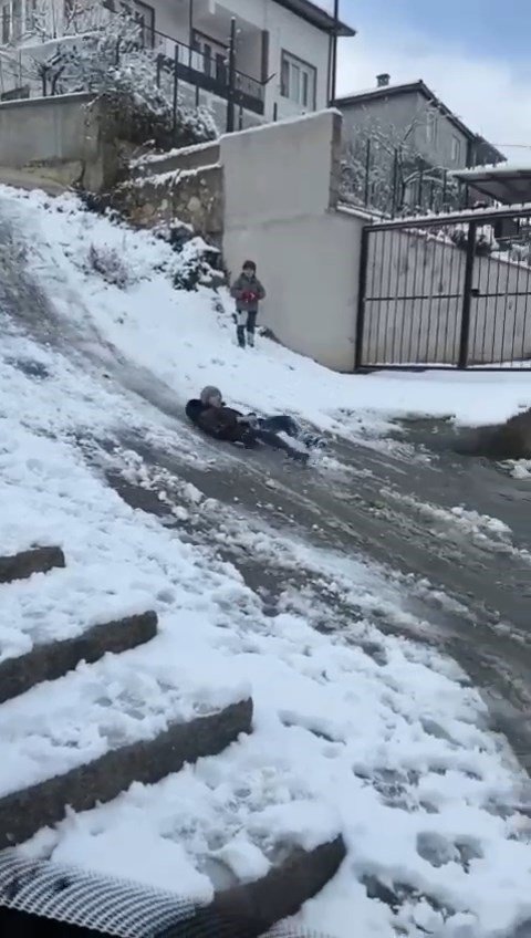 Karın Yağdığını Gören Çocuklar, Sokaklara Akın Ederek Tadını Çıkardılar