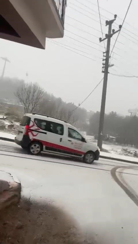 Karın Yağdığını Gören Çocuklar, Sokaklara Akın Ederek Tadını Çıkardılar