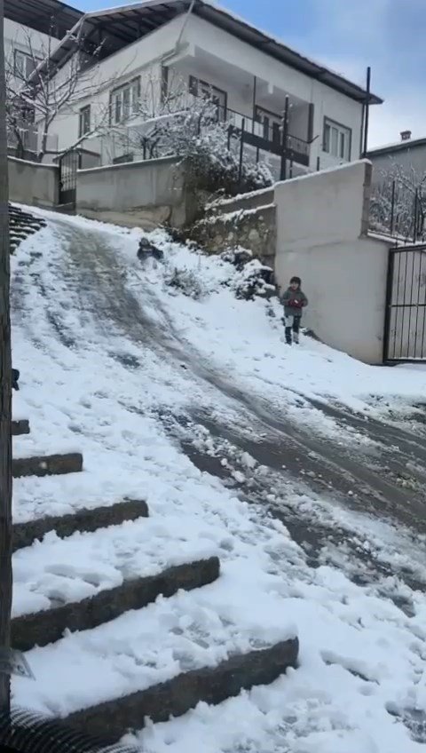 Karın Yağdığını Gören Çocuklar, Sokaklara Akın Ederek Tadını Çıkardılar