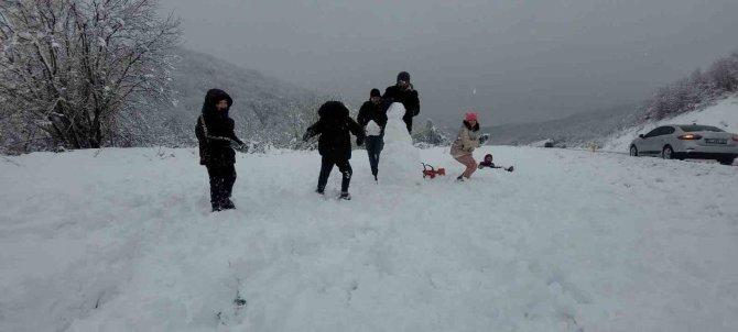 Yüksek Kesimlere Yağan Kar En Çok Çocukları Sevindirdi