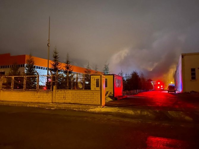 Fabrika Bahçesindeki Atık Kablolar Yandı