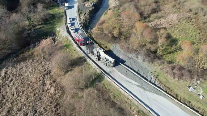 Arnavutköy’de Sürücüsünün Kontrolünden Çıkarak Devrilen Hafriyat Kamyonu Yolu Kapattı