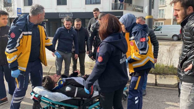 Motosikletten Düşen Kurye Yaralandı