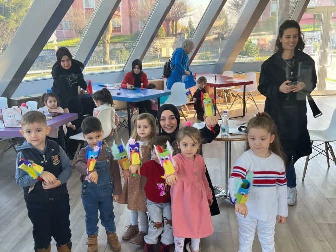 Anneler, Çocuklarıyla Birlikte Atölye Deneyimi Yaşıyor