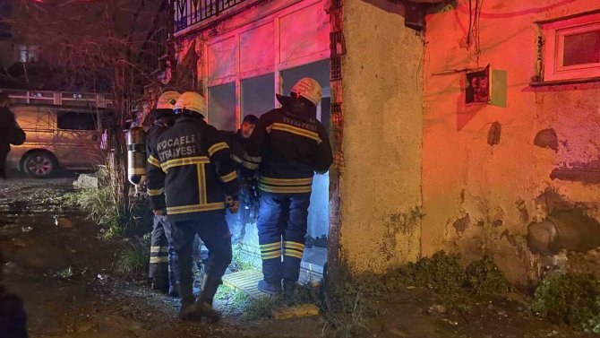 Evde Çıkan Yangın Paniğe Sebep Oldu