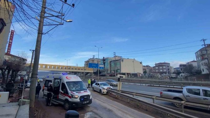Kiralık Otomobil Bariyerlere Çarptı: 3 Yaralı