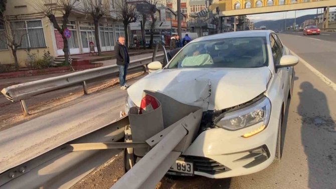 Kiralık Otomobil Bariyerlere Çarptı: 3 Yaralı