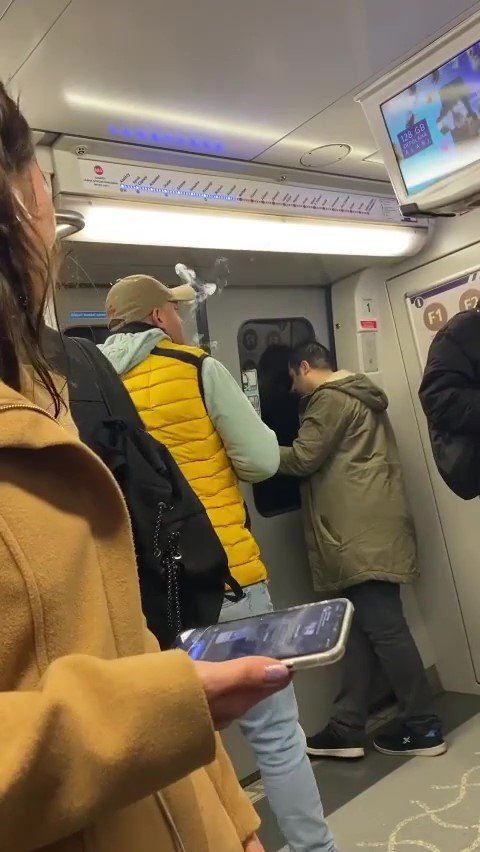 Metroda Sigara İçti, Kendisini Uyaranlara Hakaret Etti