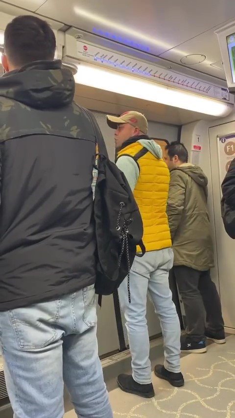 Metroda Sigara İçti, Kendisini Uyaranlara Hakaret Etti