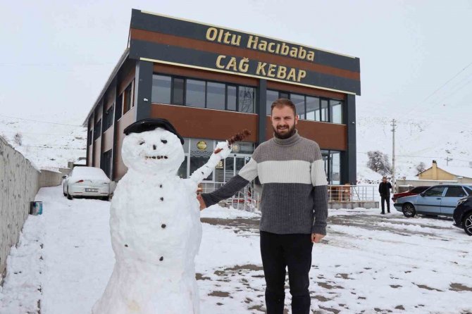 Kardan Adam, İş Yerine Gelenleri Cağ Kebabı İle Karşılıyor
