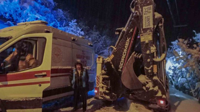 Ünye’de Karla Kaplı Yolda Ekipler, Hasta Kadın İçin Seferber Oldu