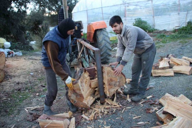 Türkiye ‘Buz’ Kesti, Antalyalı Çiftçi Don Nöbetine Başladı
