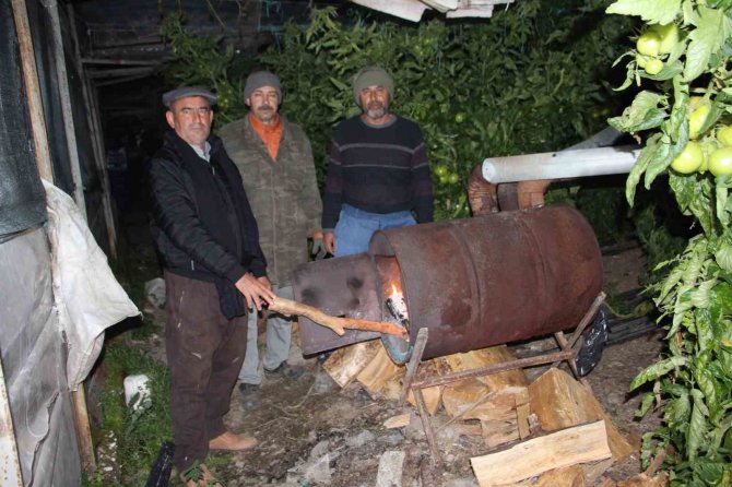 Türkiye ‘Buz’ Kesti, Antalyalı Çiftçi Don Nöbetine Başladı