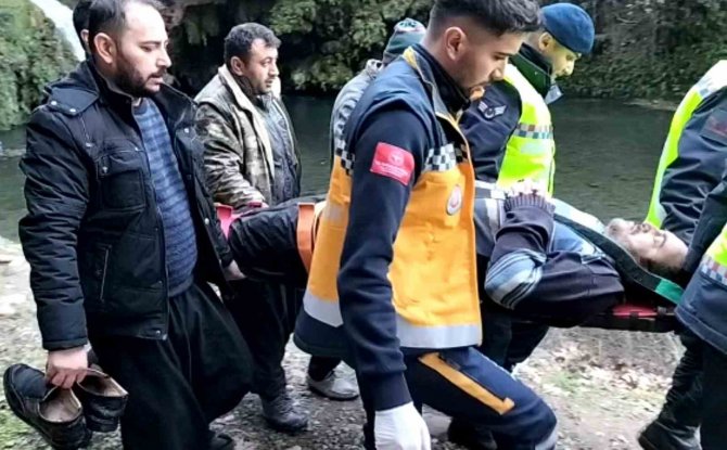 2 Gündür Aranıyordu, Kayalıklarda Sıkışmış Halde Sağ Bulundu