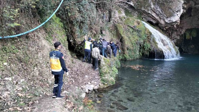 2 Gündür Aranıyordu, Kayalıklarda Sıkışmış Halde Sağ Bulundu