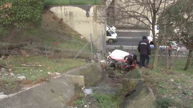 Ataşehir’de Şarampole Yuvarlanan Otomobilden Burnu Bile Kanamadan Çıktı