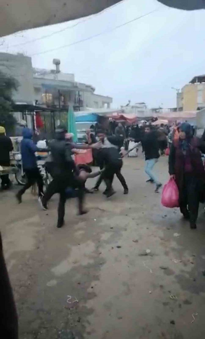 Adana’da Pazarda Taşlı Sopalı Kavga
