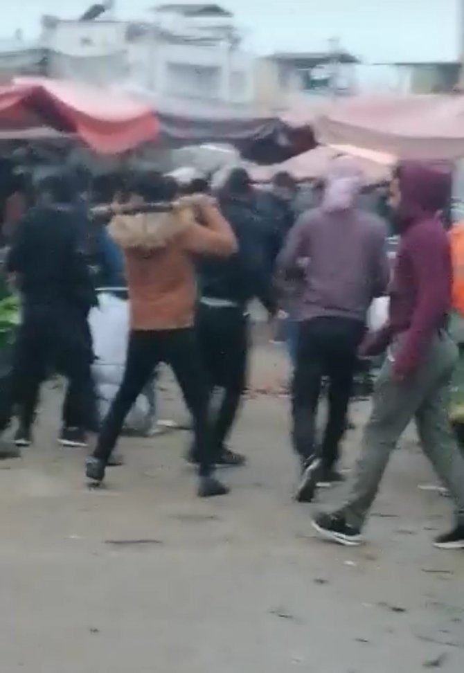 Adana’da Pazarda Taşlı Sopalı Kavga