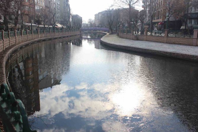 Porsuk Çayı Yüzeyi Buz Tutmaya Başladı