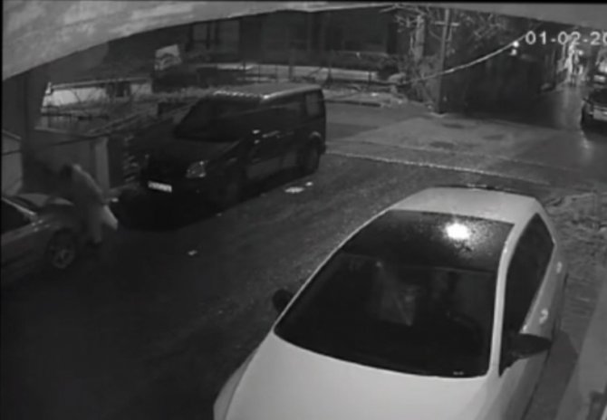 Ataşehir’de Şahısları Sokak Ortasında Otomobili Çizip Yazılar Yazdı