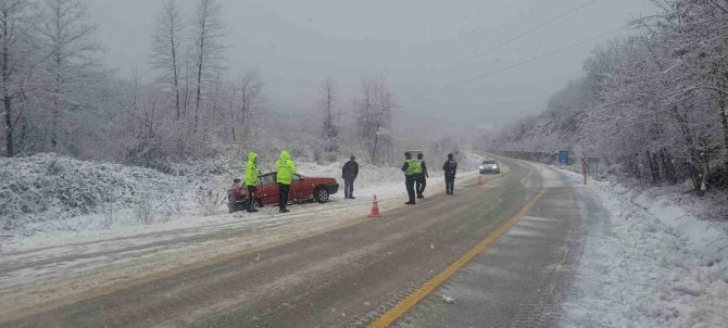 Kar Yağışı Sebebiyle Şarampole Kayan Aracı, Jandarma Ve Polis Ekipleri İterek Kurtardı