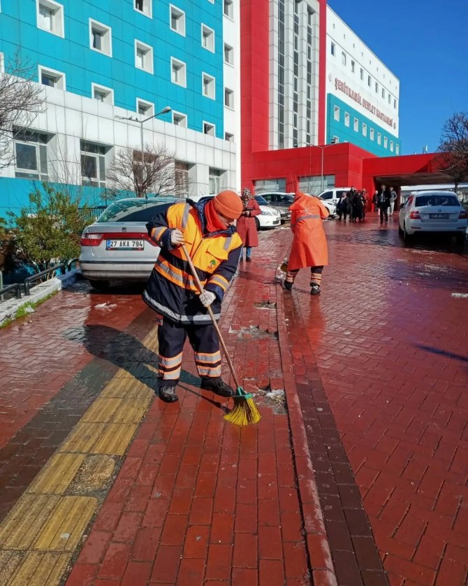 Şehitkamil’de Kar Mesaisi Aralıksız Sürüyor