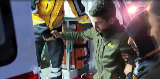 Kar Yolları Kapattı, Yolda Mahsur Kalan Ambulans, Tedaş Ekibi Ve 12 İşçi Kurtarıldı