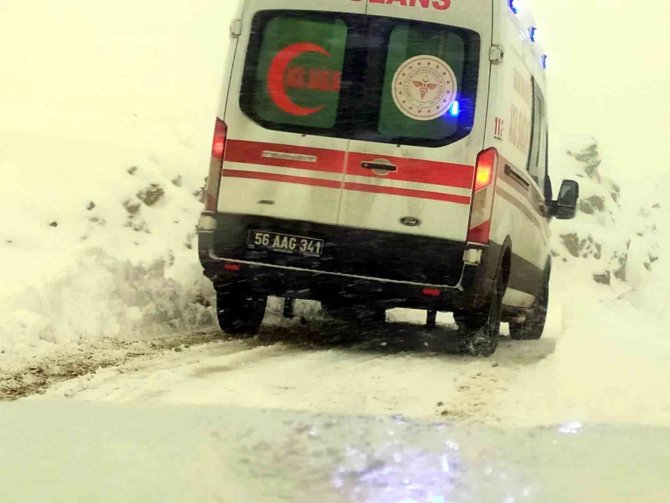 Kar Yolları Kapattı, Yolda Mahsur Kalan Ambulans, Tedaş Ekibi Ve 12 İşçi Kurtarıldı