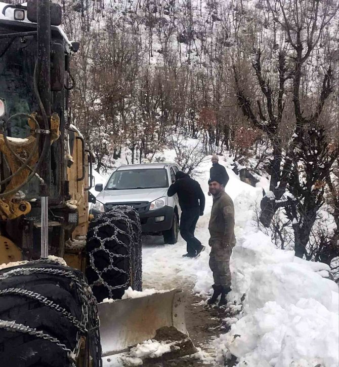 Pervari’de Mahsur Kalan Araçlar, Şirvan’da Köy Koruyucuları Kurtarıldı