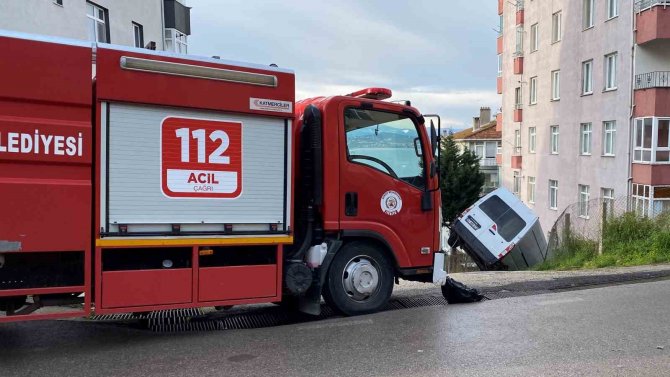İ̇terken Kontrolden Çıkan Minibüs Bahçe Tellerinde Asılı Kaldı