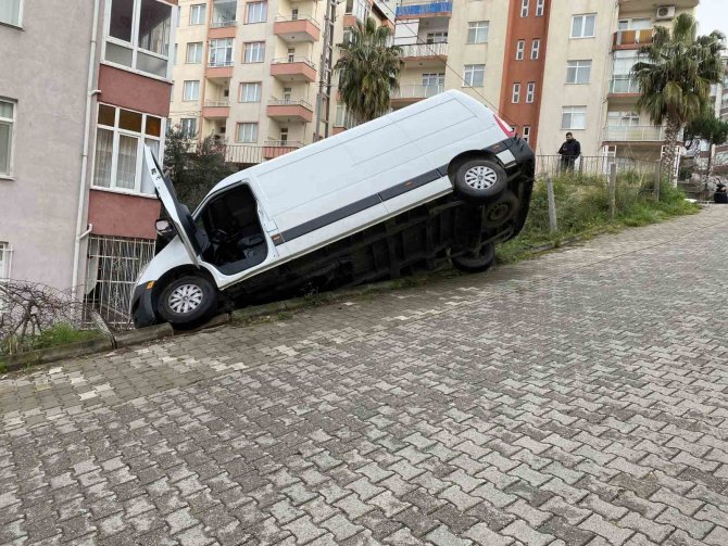 İ̇terken Kontrolden Çıkan Minibüs Bahçe Tellerinde Asılı Kaldı