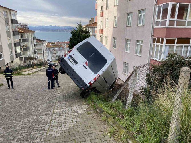 İ̇terken Kontrolden Çıkan Minibüs Bahçe Tellerinde Asılı Kaldı