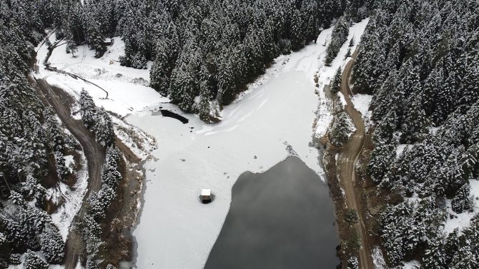 Akgöl Tabiat Parkı’nda Kartpostallık Kar Manzarası