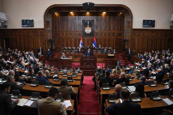 Sırbistan Parlamentosunda Olaylı Kosova Oturumu